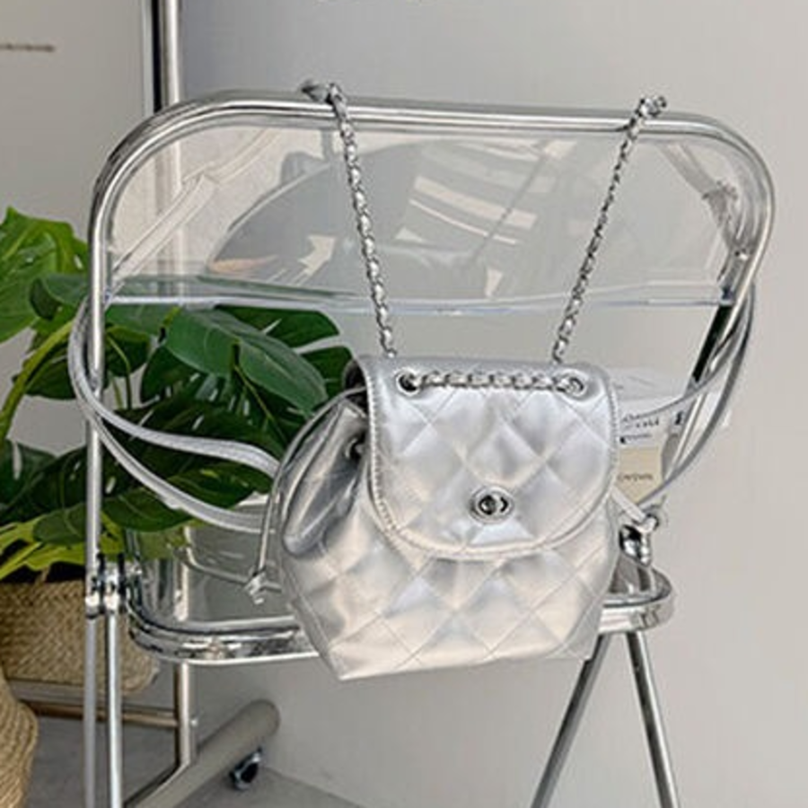 Luvin Chain Quilted Enamel Mini Backpack — глянцевый акцент с изысканным шиком