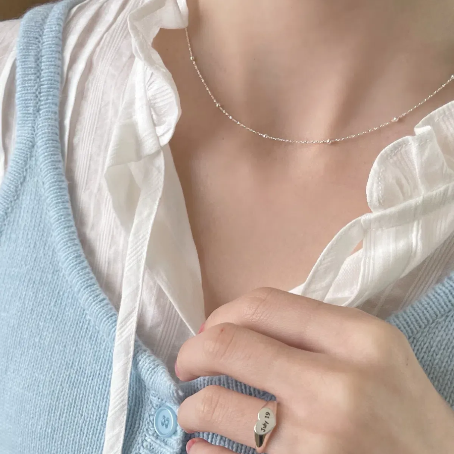 Серебряное колье из скрученной цепочки с шариками