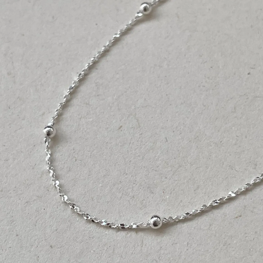 Серебряное колье из скрученной цепочки с шариками