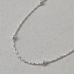 Серебряное колье из скрученной цепочки с шариками