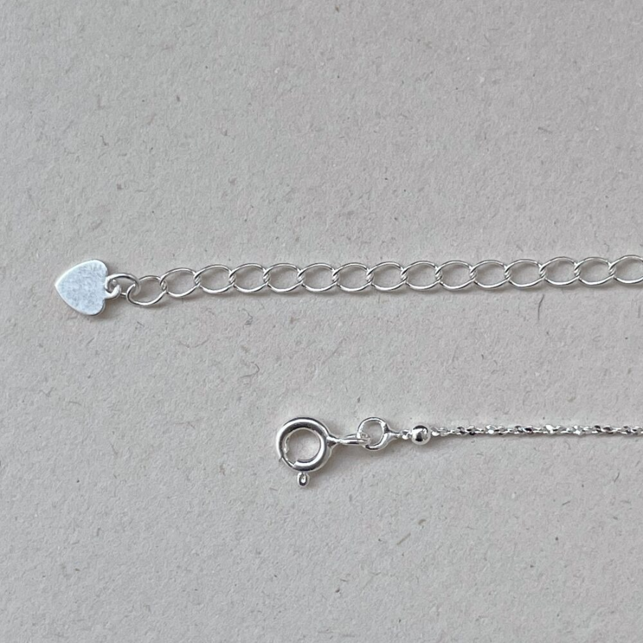 Серебряное колье из скрученной цепочки с шариками