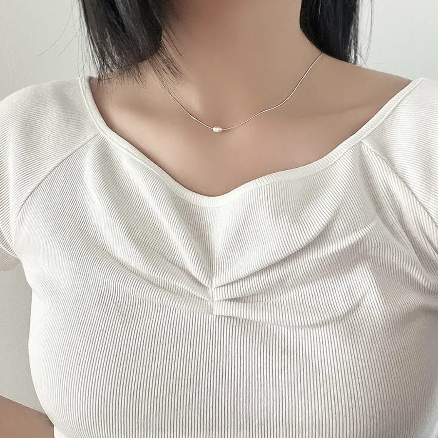 Серебряное колье с миниатюрной жемчужиной и изящной цепочкой «змейка»