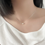 Серебряное колье с миниатюрной жемчужиной и изящной цепочкой «змейка»