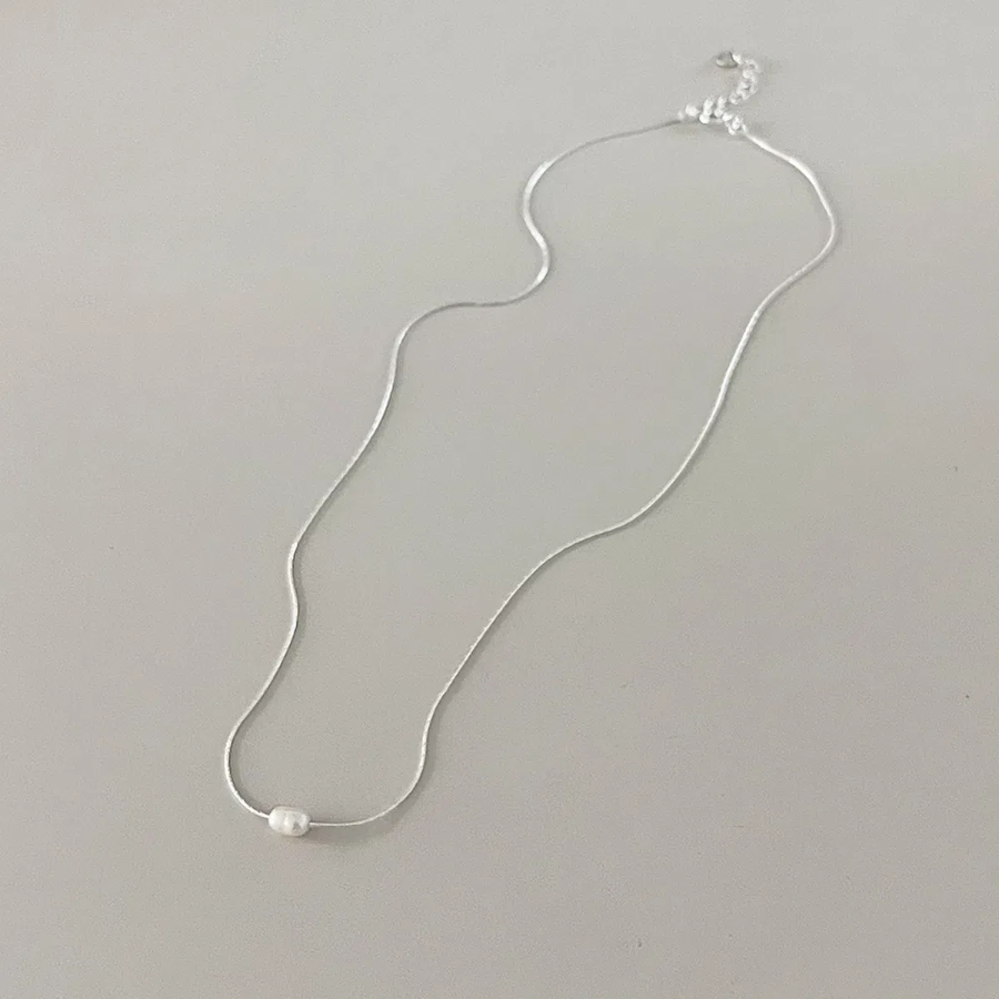 Серебряное колье с миниатюрной жемчужиной и изящной цепочкой «змейка»