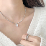 Ожерелье с сияющими бисерами и подвеской в виде сердечка с кубиком