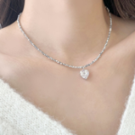 Ожерелье с сияющими бисерами и подвеской в виде сердечка с кубиком