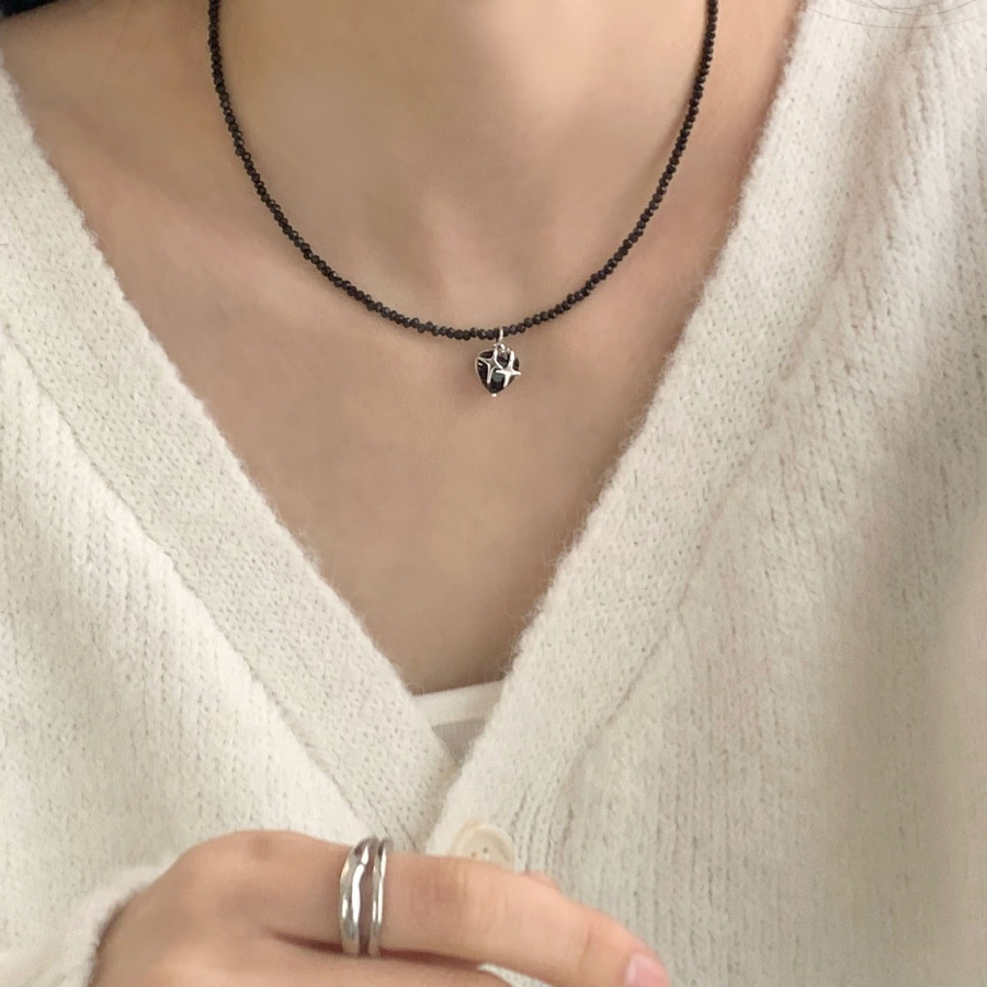 Ожерелье с сияющими бисерами и подвеской в виде сердечка с кубиком