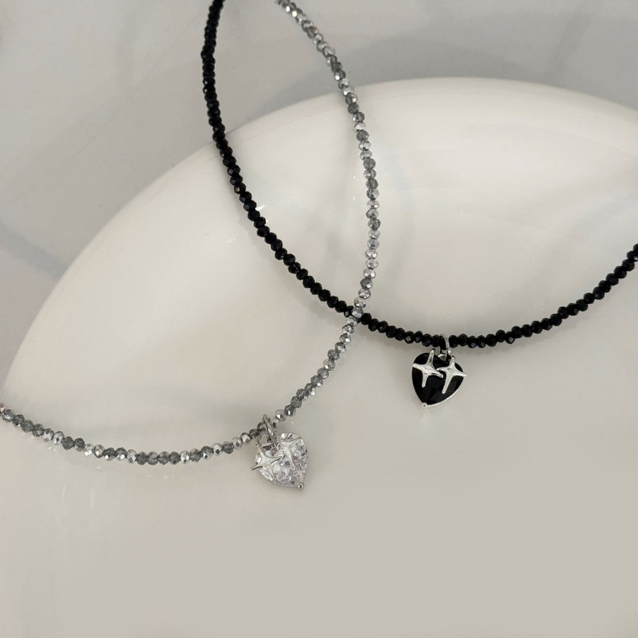 Ожерелье с сияющими бисерами и подвеской в виде сердечка с кубиком