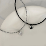 Ожерелье с сияющими бисерами и подвеской в виде сердечка с кубиком