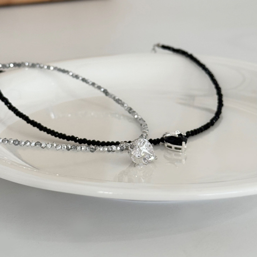 Ожерелье с сияющими бисерами и подвеской в виде сердечка с кубиком