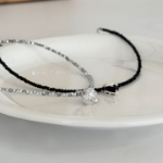 Ожерелье с сияющими бисерами и подвеской в виде сердечка с кубиком