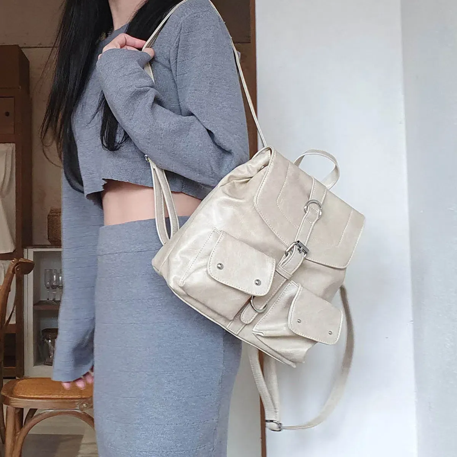 Leather Pocket Square Backpack — структурированный рюкзак с кожаными акцентами для активных будней и поездок