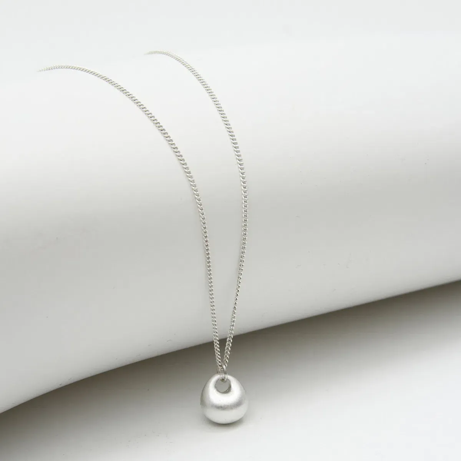 Колье с подвеской в виде серебристого шара и регулируемым шнурком