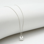 Колье с подвеской в виде серебристого шара и регулируемым шнурком