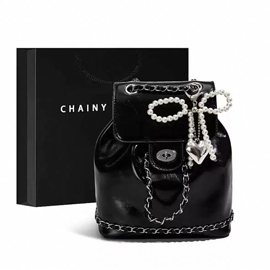 Ribbon Charm Chain Backpack — мини-рюкзак с цепочкой и декоративным бантом для романтичных повседневных образов