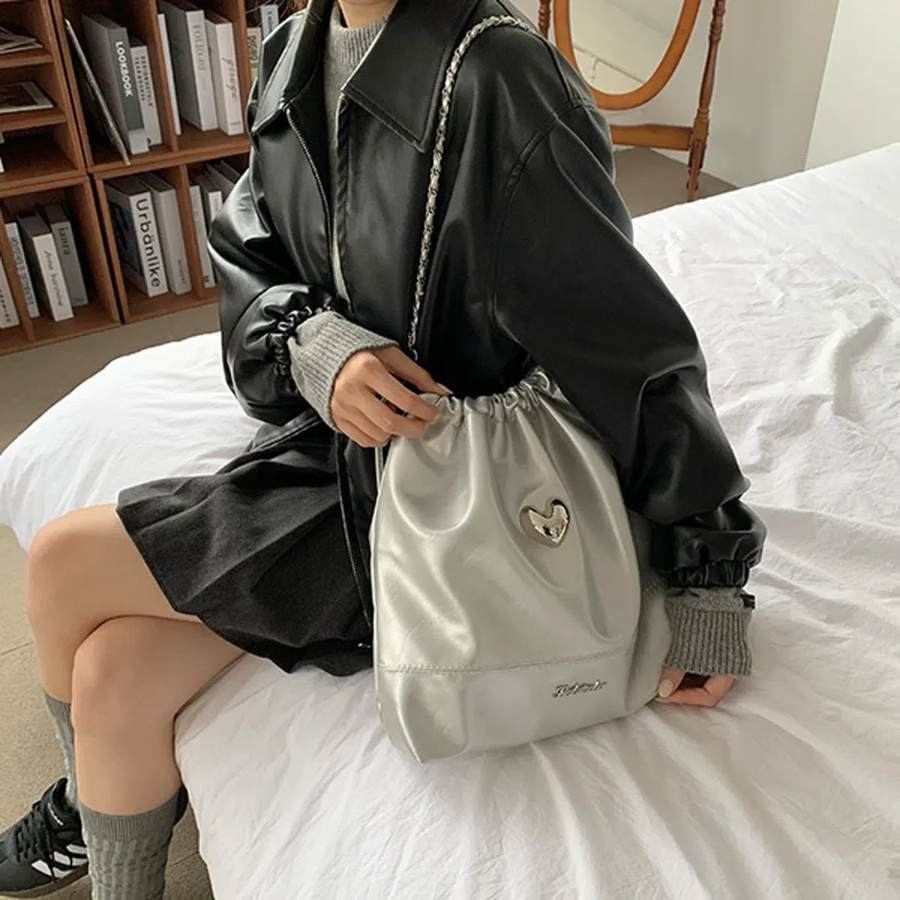 3-Way Glossy Silver Big Heart Bucket Bag — глянцевый акцент с романтичным характером
