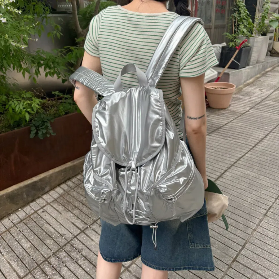 Glossy Drawstring Backpack with Dual Pockets — глянцевый рюкзак-мешок для ярких будней