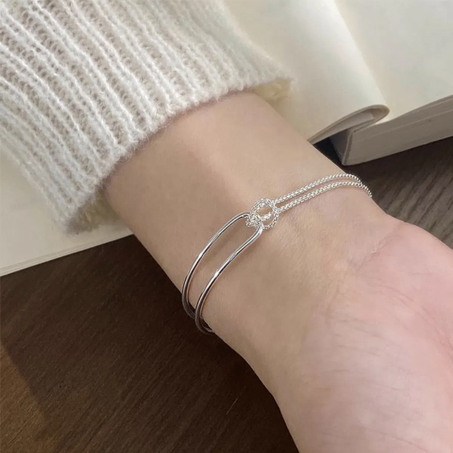 Серебристый браслет с двойной цепочкой в лаконичном дизайне