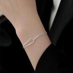 Серебристый браслет с двойной цепочкой в лаконичном дизайне