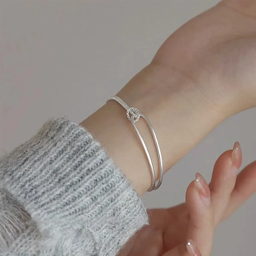 Серебристый браслет с двойной цепочкой в лаконичном дизайне