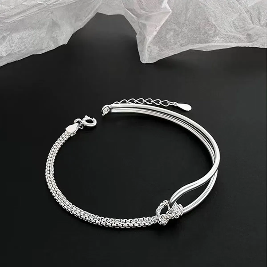 Серебристый браслет с двойной цепочкой в лаконичном дизайне