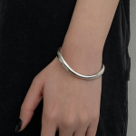 Серебристый браслет-кафф с открытым кольцом