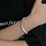 Серебристый браслет-кафф с открытым кольцом