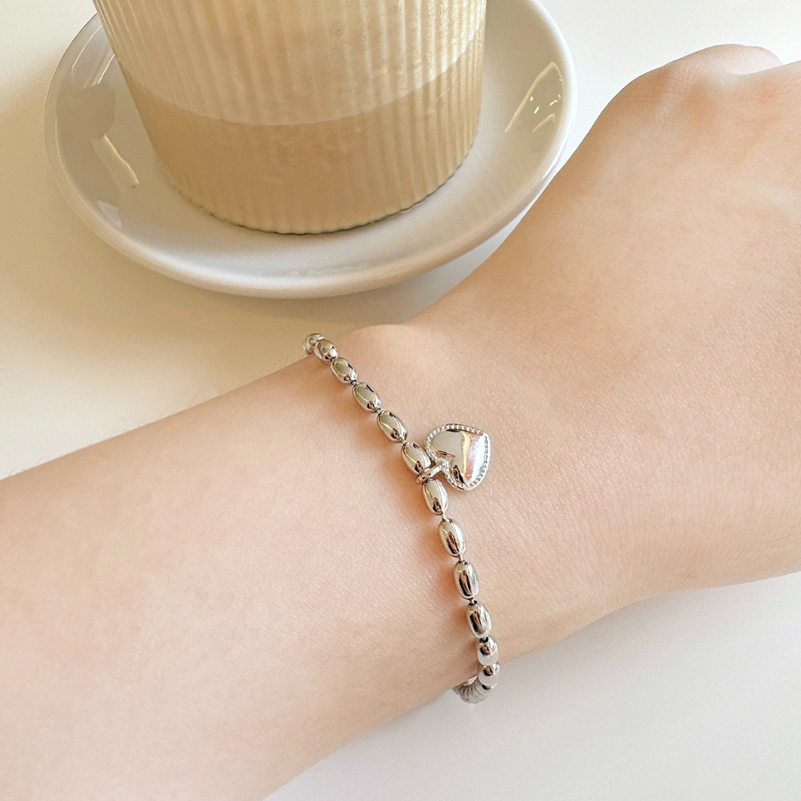 Серебряный браслет с овальными бусинами и объёмным сердцем