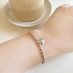 Серебряный браслет с овальными бусинами и объёмным сердцем