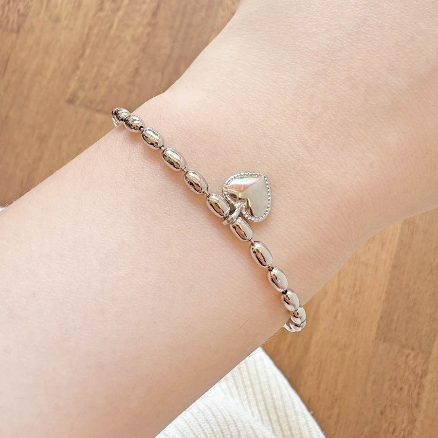 Серебряный браслет с овальными бусинами и объёмным сердцем