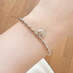 Серебряный браслет с овальными бусинами и объёмным сердцем