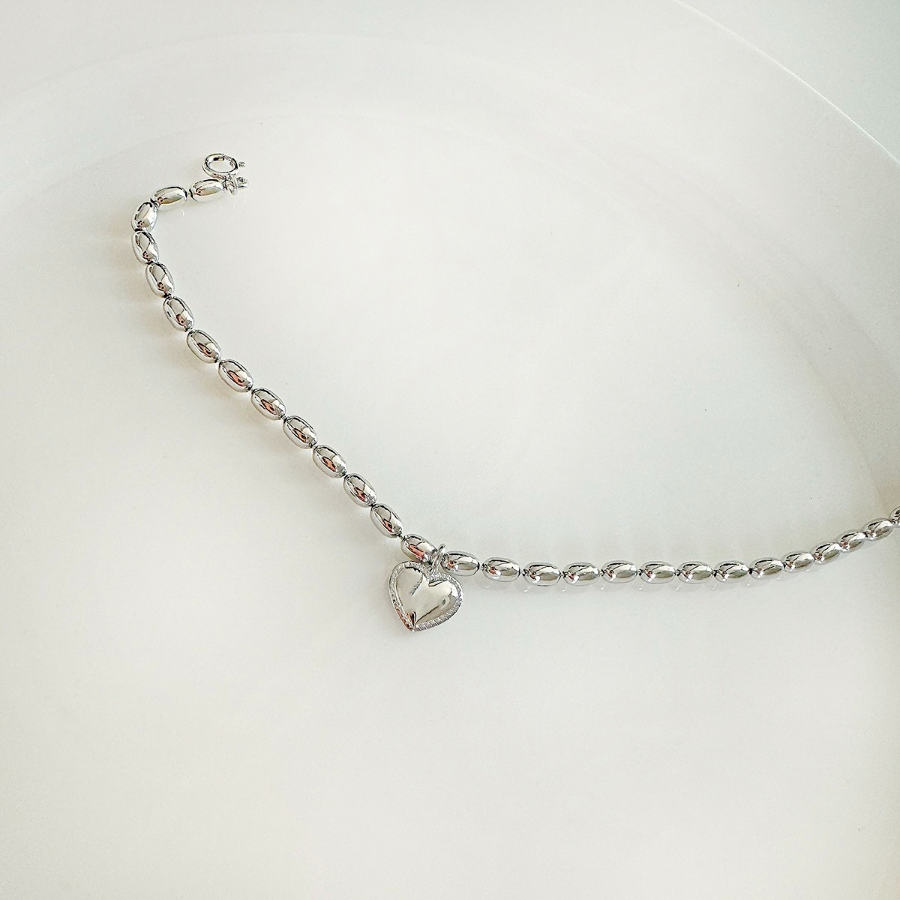 Серебряный браслет с овальными бусинами и объёмным сердцем