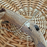 Серебряный браслет с овальными бусинами и объёмным сердцем