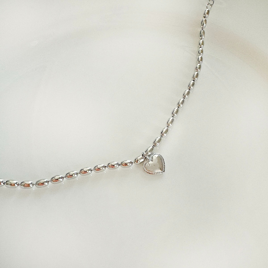 Серебряный браслет с овальными бусинами и объёмным сердцем