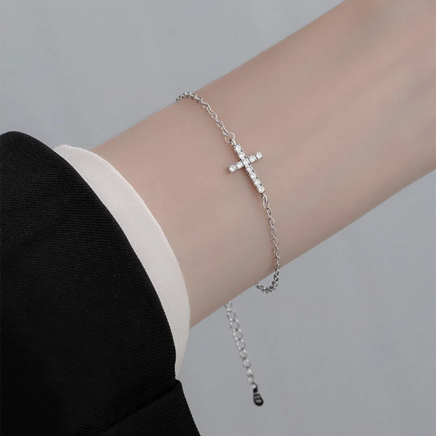Серебристый браслет с крестом и кристаллами на тонкой цепочке
