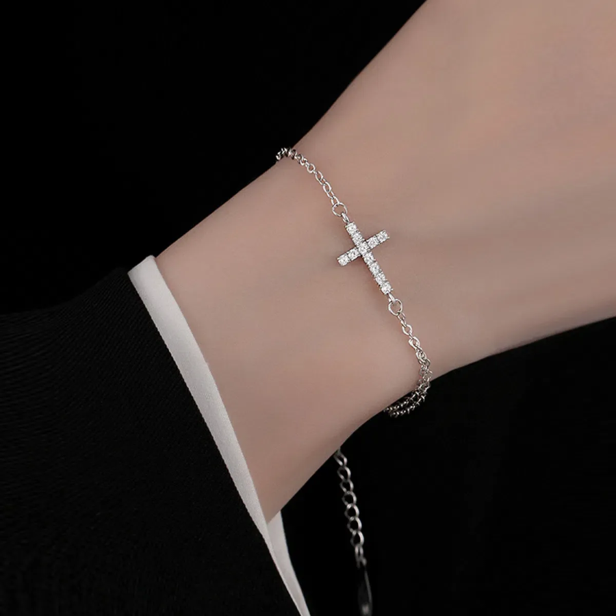 Серебристый браслет с крестом и кристаллами на тонкой цепочке
