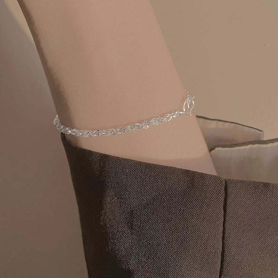 Серебристый браслет с тонкой скрученной цепочкой