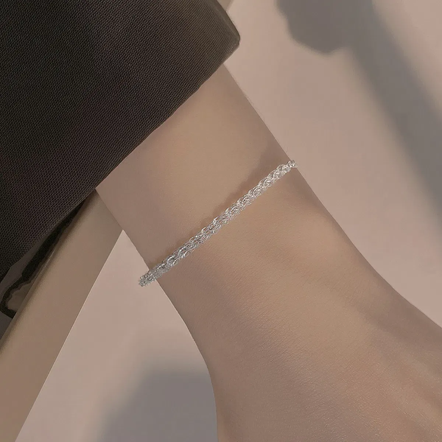 Серебристый браслет с тонкой скрученной цепочкой