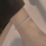 Серебристый браслет с тонкой скрученной цепочкой