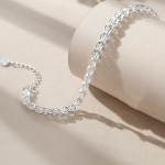 Серебристый браслет с тонкой скрученной цепочкой