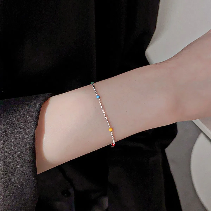 Серебристый браслет с миниатюрными цветными бусинами и тонкой цепочкой