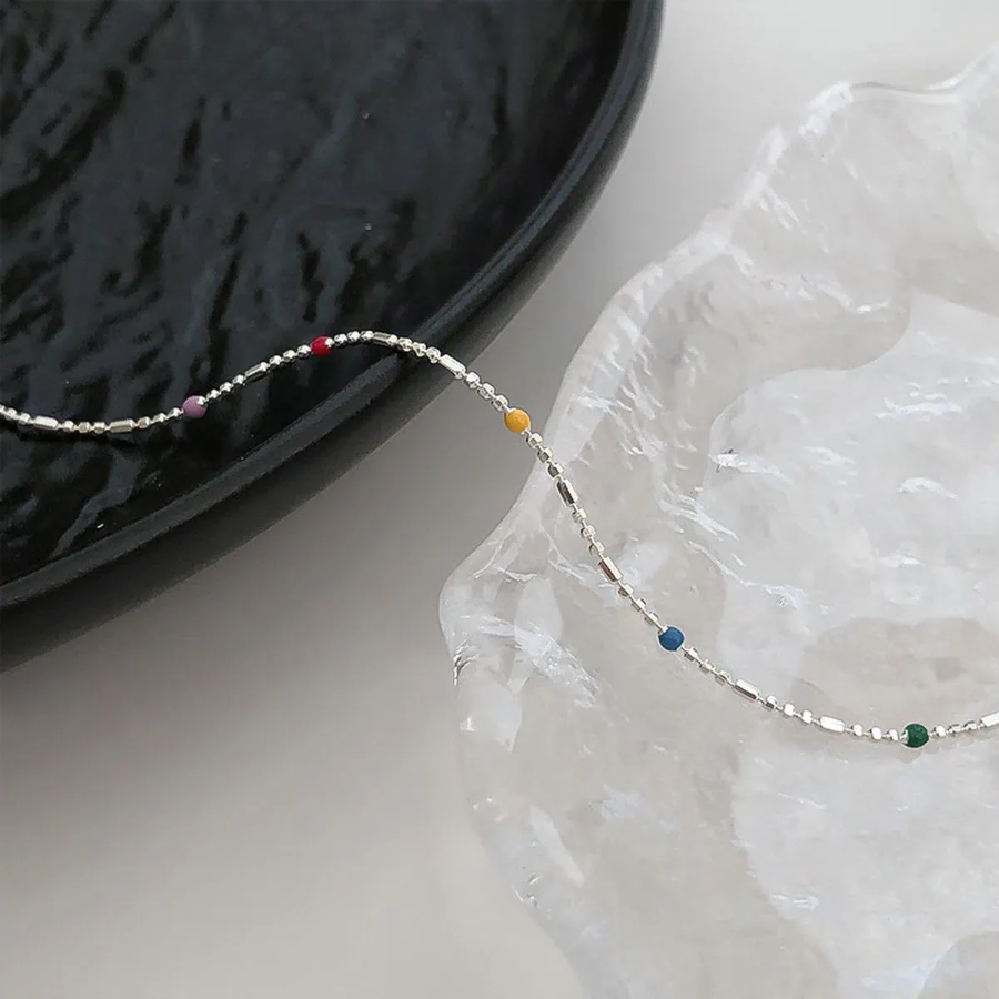 Серебристый браслет с миниатюрными цветными бусинами и тонкой цепочкой