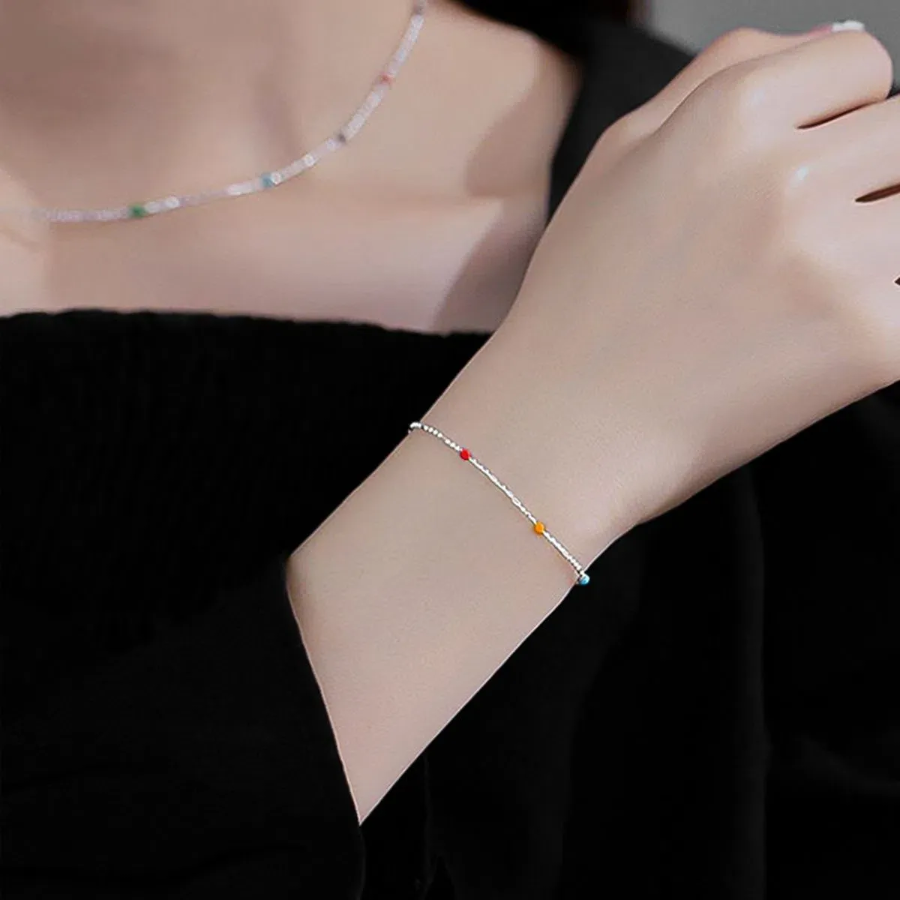 Серебристый браслет с миниатюрными цветными бусинами и тонкой цепочкой
