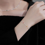 Серебристый браслет с миниатюрными цветными бусинами и тонкой цепочкой