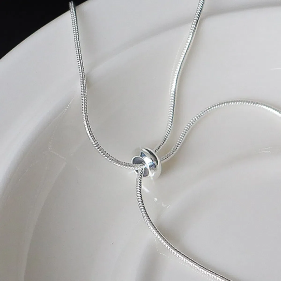 Серебряный браслет с подвесками и тонкой цепочкой змейка