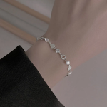 Серебряный браслет с кристаллом в форме сердца