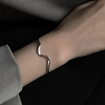 Серебристый браслет с волнообразным дизайном