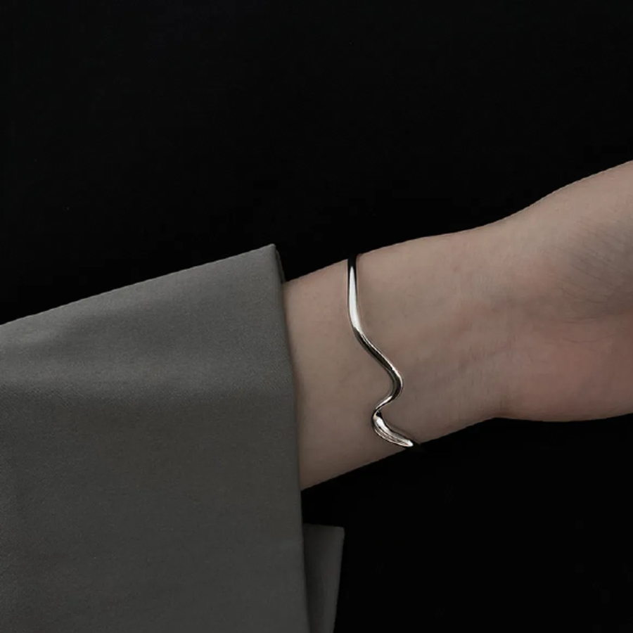 Серебристый браслет с волнообразным дизайном
