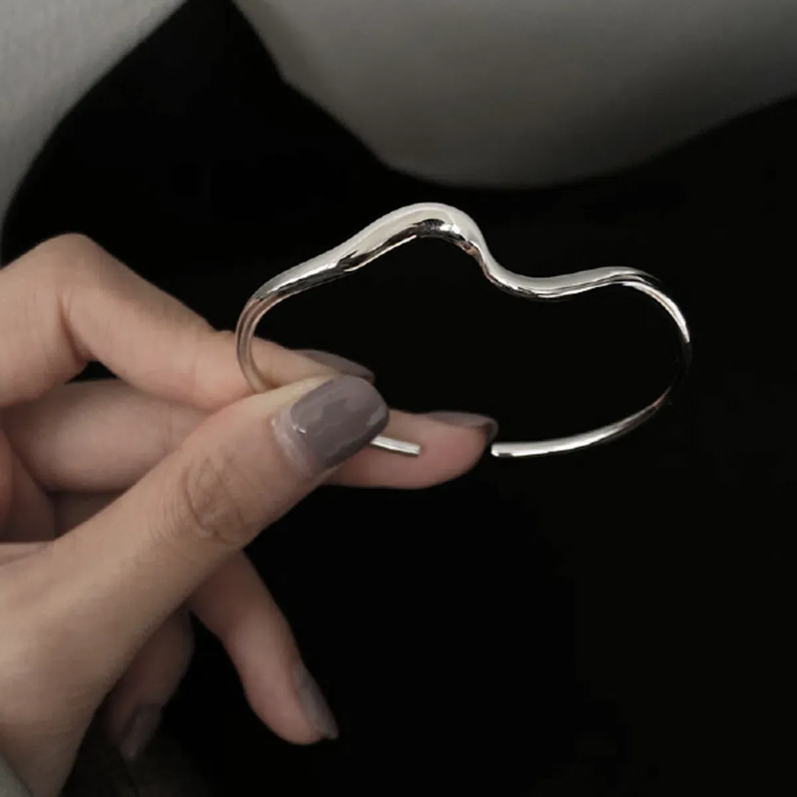 Серебристый браслет с волнообразным дизайном