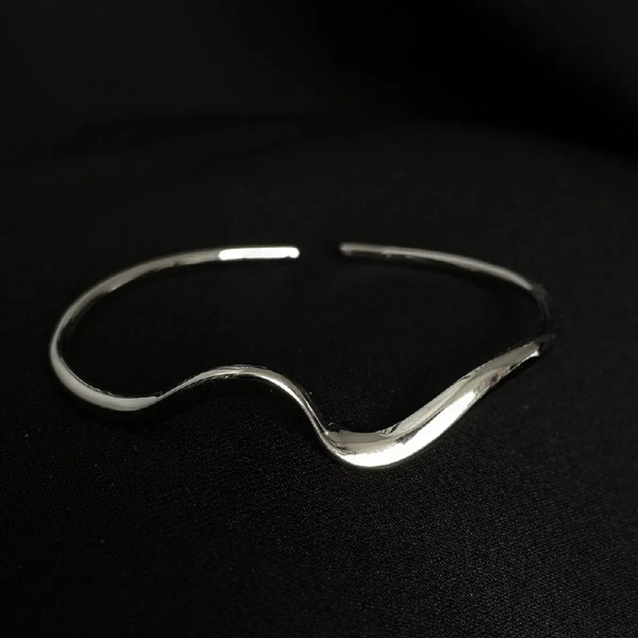 Серебристый браслет с волнообразным дизайном
